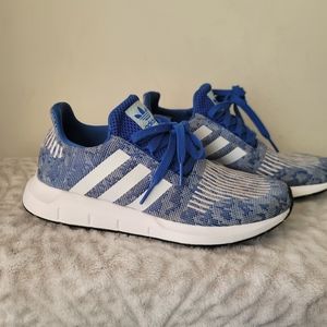 Adidas Men's Blue and White Swift Run Shoes Size 6.5 Pre-owned